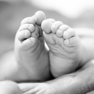 Zoneterapi til små fødder kan afhjælpe kolik, urolige børn eller eftervikninger fra fødslen.